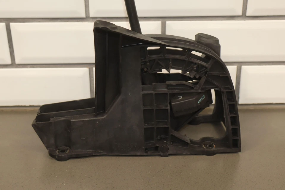 Palanca de cambios automática Hummer H2 2008 OEM *estilo de 2 pernos* se vende desnuda Foto 3 de 4