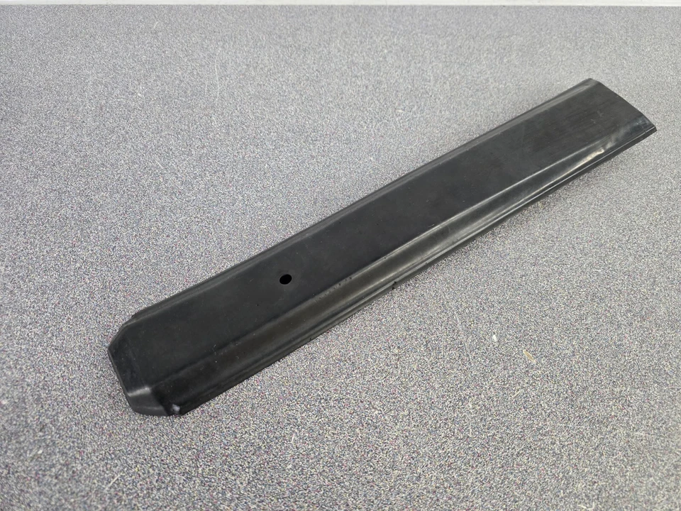NICE USED ORIGINAL PORSCHE 911 930 LEFT REAR BUMPER RUBBER IMPACT STRIP — 第 2/4 张图片