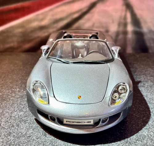 Porsche Carrera GT Cabrio 1:18 Maisto gris metálico - excelente estado - Imagen 2 de 23