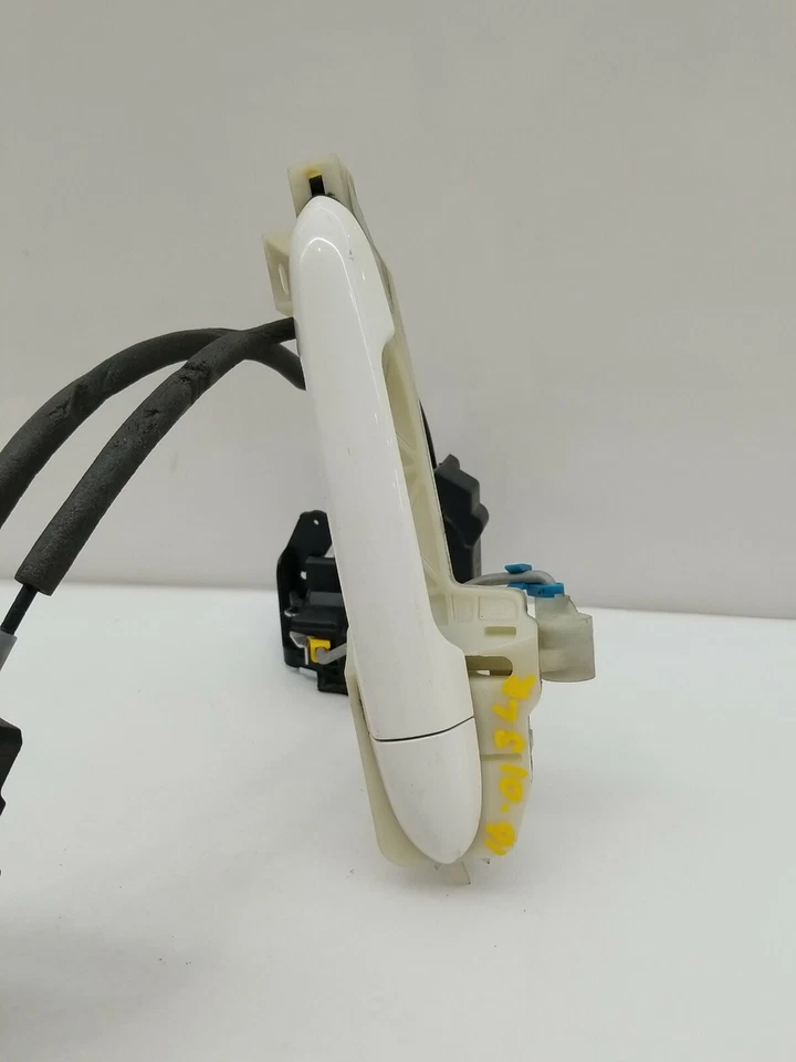 Kia Rio 2013 sedán trasero izquierdo lado del conductor cerradura de puerta actuador y manijas de puerta blanco Foto 3 de 4