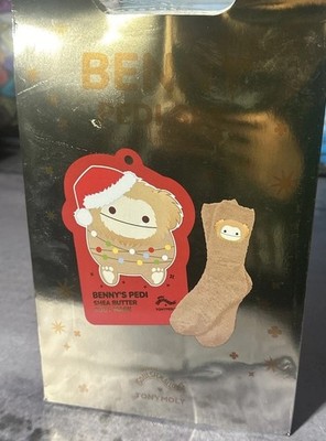 Squishmallow Christmas Holiday Benny the Bigfoot Pedi Set Foot Mask And Sock Set