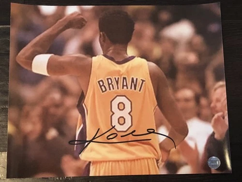 Kobe Bryant Signed Autographed 8x10 Photo . COA . HOF