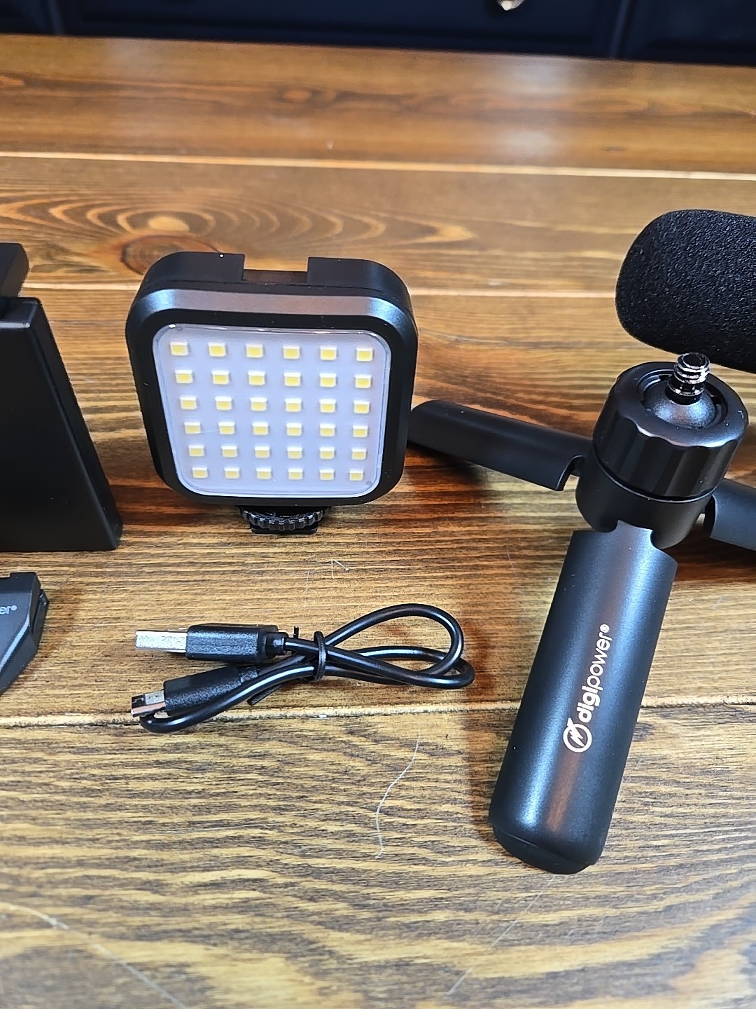 Vlogging Kit Tripod, Mic, LED For Phones & Cameras Go Viral Digipower Follow ME