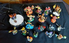 18 Skylanders with base w Xbox 360 Skylanders Spyro's Adventure