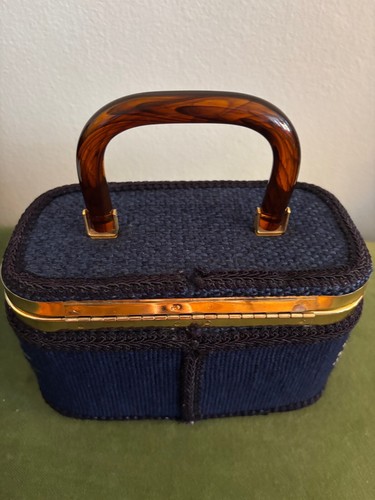 Mid century vintage JR Julius Resnick Needlepoint box purse lucite. EXCELLENT. - Picture 10 of 11