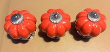 Zestaw 3 vintage ceramiczne gałki dyniowe KORALOWE CZERWONE ze śrubami NOWE, bez opakowania