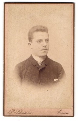 Fotografie P. Schneider, Essen, junger Mann mit Mantel & Krawatte 