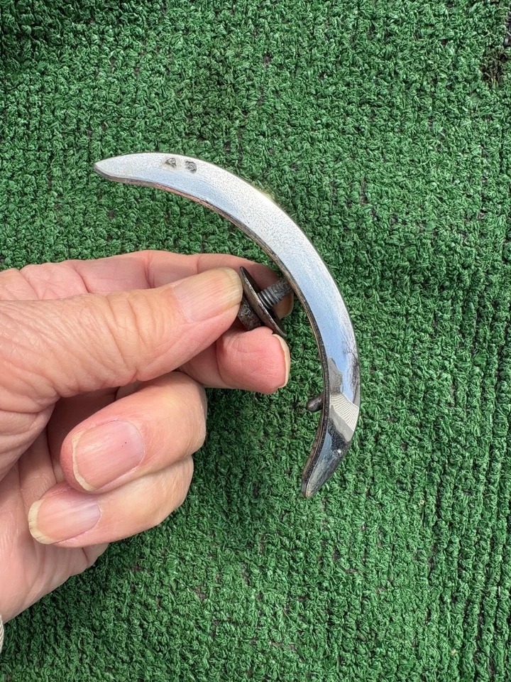 1956 Cadillac quarter panel hash mark half moon connector trim passengers side Foto 2 de 4