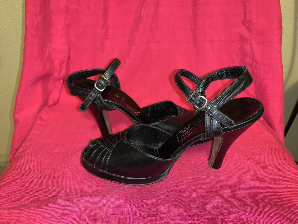 Zapatos de salón de cuero negros años 40 Foto 2 de 4