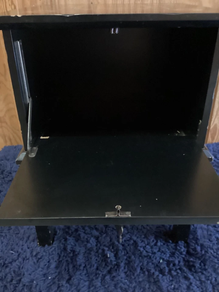 Mesa auxiliar de almacenamiento Pier 1 Imports 24” de alto x 18” de largo x 18” de profundidad algunos defectos Foto 4 de 4