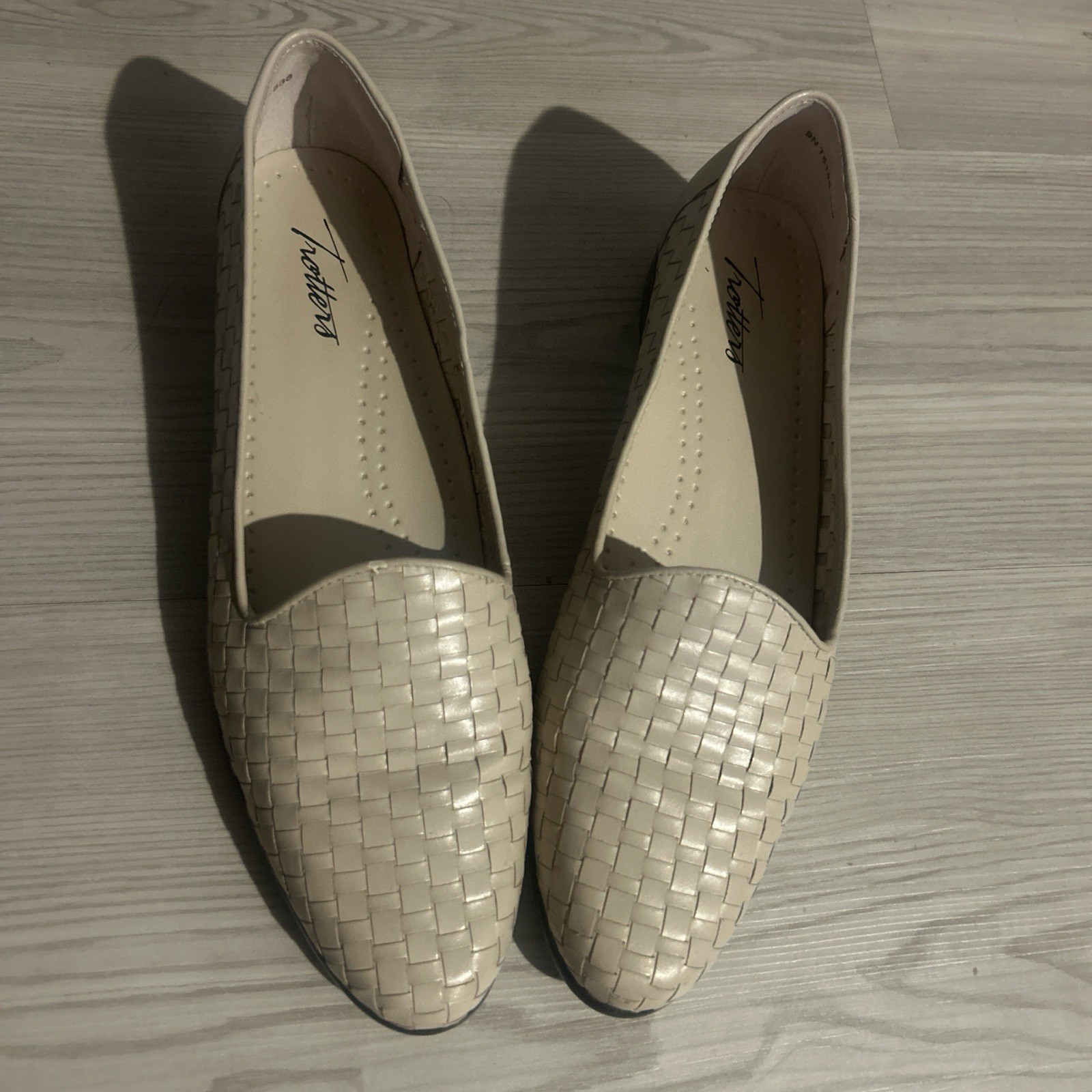 Trotters Cream Leather Women's Loafers Size 8