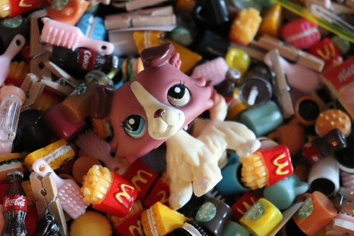 Littlest Pet Shop Lote de 10 LPS aleatorios Accesorios de comida sorpresa Casa de muñecas Mini - Imagen 4 de 11