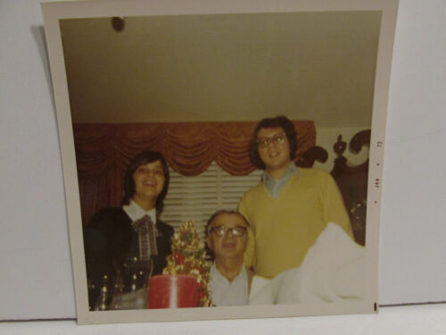 1972 VINTAGE FOUND PHOTOGRAPH COLOR ART OLD PHOTO JEWISH MAN WOMAN FAMILY PIC - Picture 1 of 4