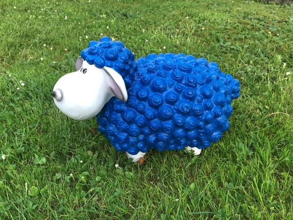 Lustiges Deko Schaf Bunt Lamm Blau Weiss Tierfigur Gartenfigur Tier-image