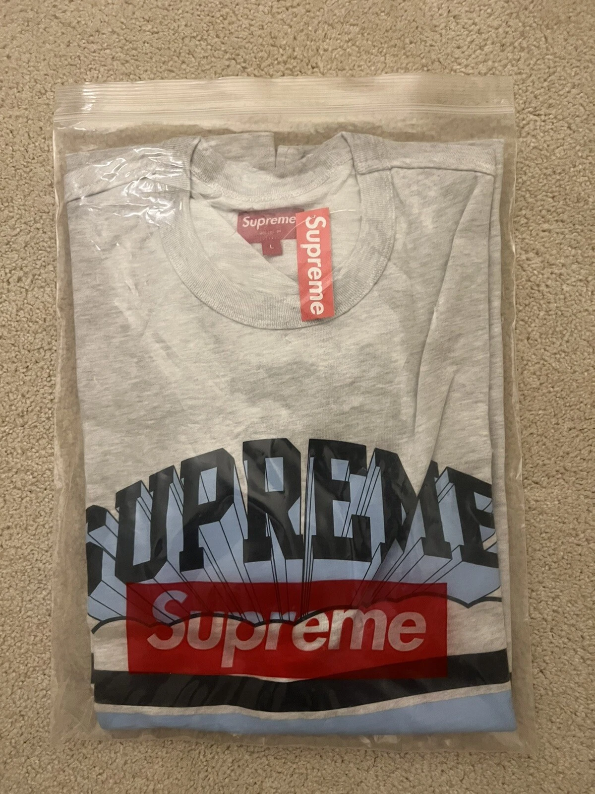 Tee shirt nuageux bleu et gris Supreme jamais utilisé avec deux logos boîte rouge