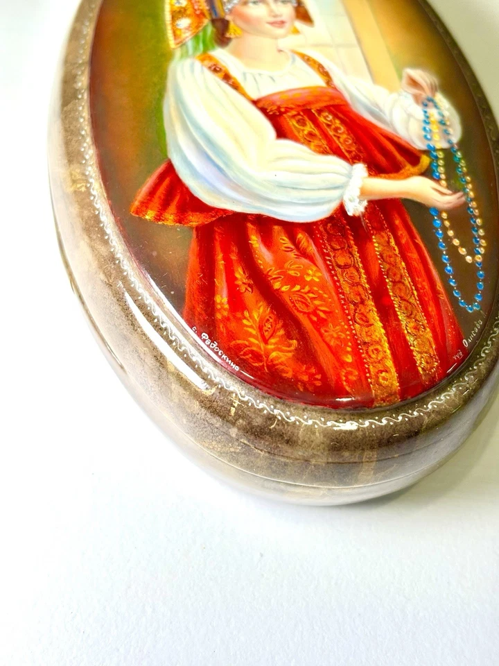 Caja de Laca Rusa Fedoskino Pegockuho Pintura Real Kokoshnik De Colección, Firmada Foto 3 de 4