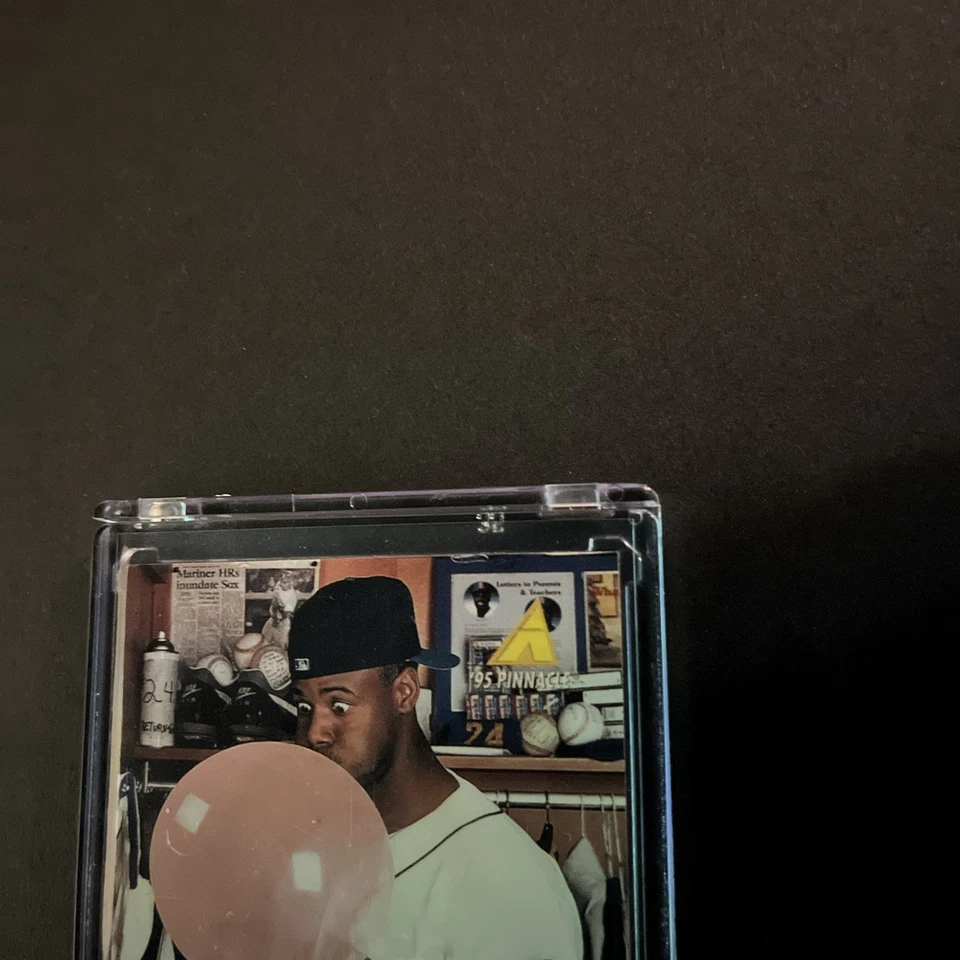 Tarjeta Pinnacle Ken Griffey Jr #128 1995 Seattle Mariners soplando goma de mascar Foto 3 de 4