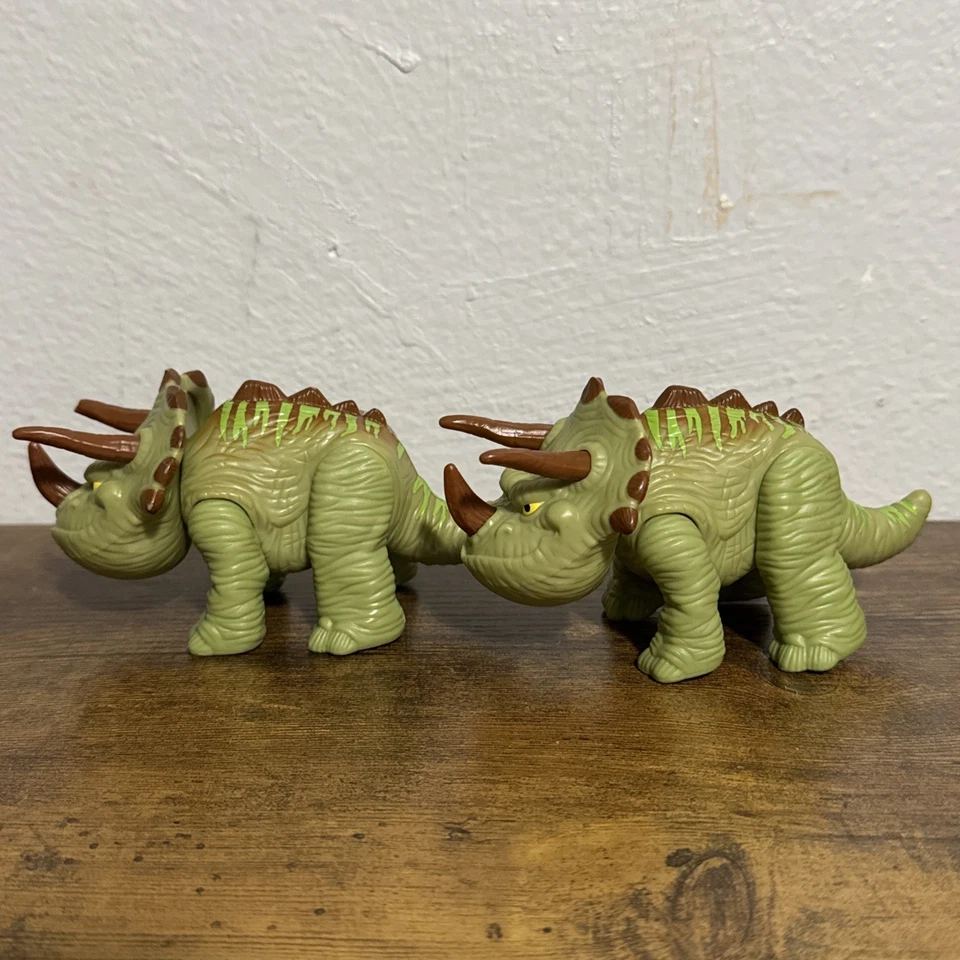 2x Figura de acción Playskool Heroes Jurassic World verde Triceratops Foto 2 de 4
