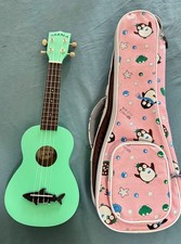 Kala Surf Green Sopran Hai Ukulele - MK-SS/GRN mit süßem rosa Etui