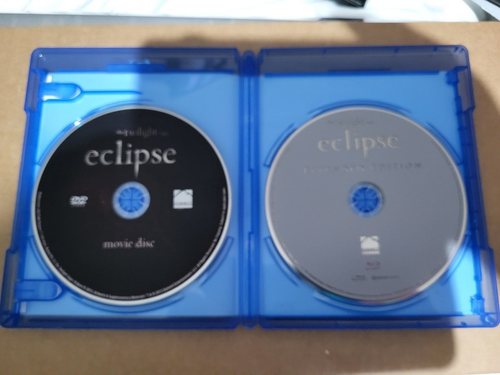 The TWILIGHT Saga ECLIPSE Extended Edition BLU-RAY + DVD Theatrical Version 1017 - Picture 2 of 3
