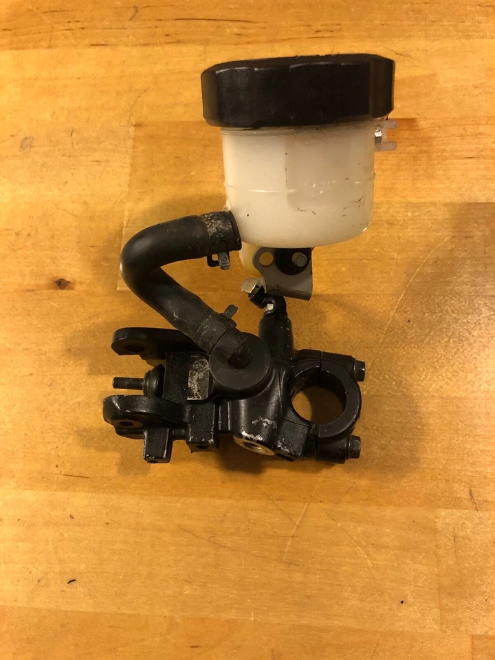 OEM Suzuki 2004-2007 GSXR 600 750 1000 freno delantero cilindro maestro montaje en percha Foto 2 de 4