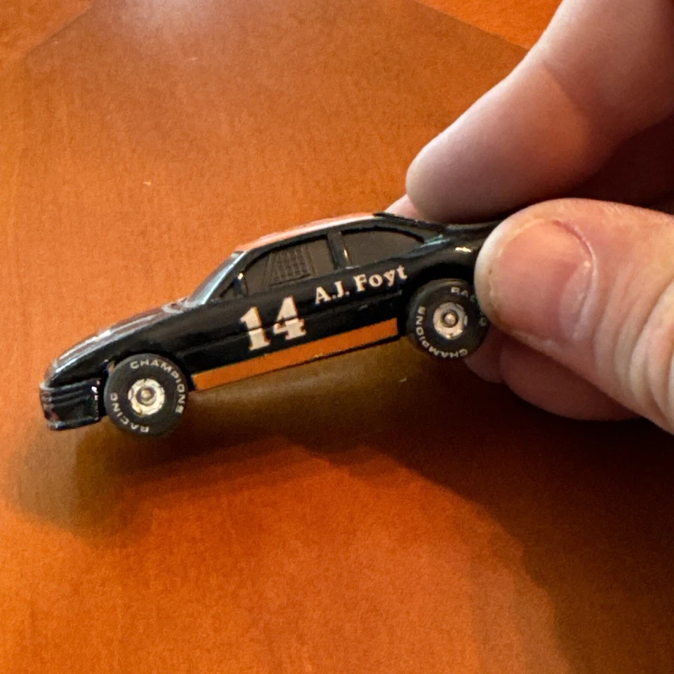 Racing Champions A.J. Coche de carreras fundido a presión Foyt #14 1:64 Foto 2 de 4