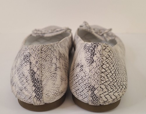 MICHAEL KORS Lady Flats Shoes Snakeskin Leather Silver Charm Size 8M Grey - Picture 4 of 9