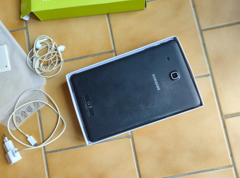 Tablette SAMSUNG GALAXY TAB E avec boîte d'origine, notice, câble, écouteurs TBE - Photo 2/4