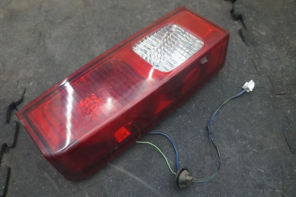 Conjunto de lámpara de luz trasera izquierda OEM Hummer H3 2006-10 Foto 2 de 4