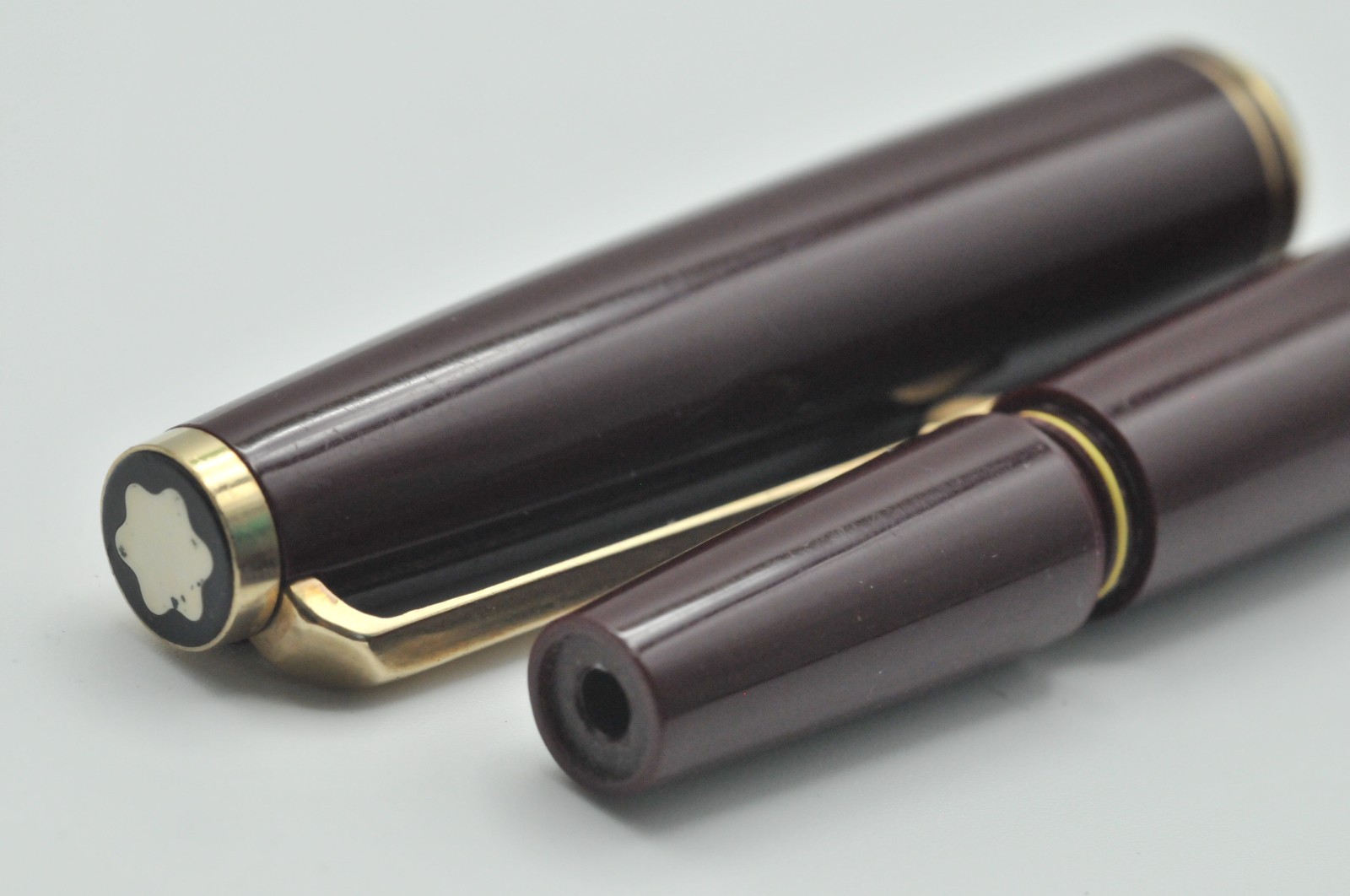 Vintage Montblanc 221 Fountain Pen 14K Fine Nib Borgundy Very Good+ W10010