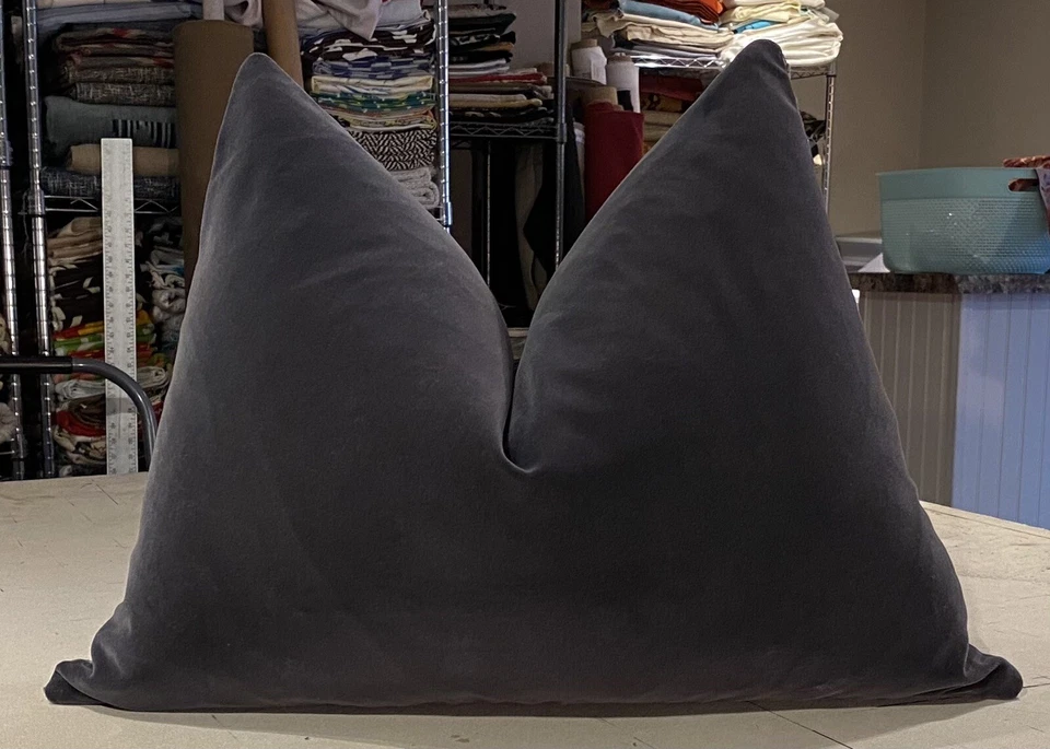 ALMOHADA ACOLCHADA PERSONALIZADA ONE BEACON HILL PLATEADA "CHEETAH VELVET" TERCIOPELO CORTE ANIMAL Foto 2 de 2