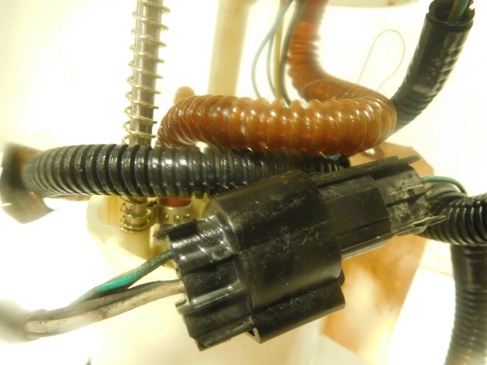 Conjunto de bomba de combustible Saturn L300 2004 6 cilindros Foto 4 de 4