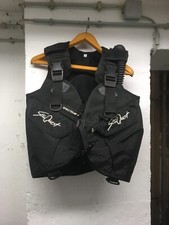 Taucheranzug mit Lungenautomat und Druckmesser