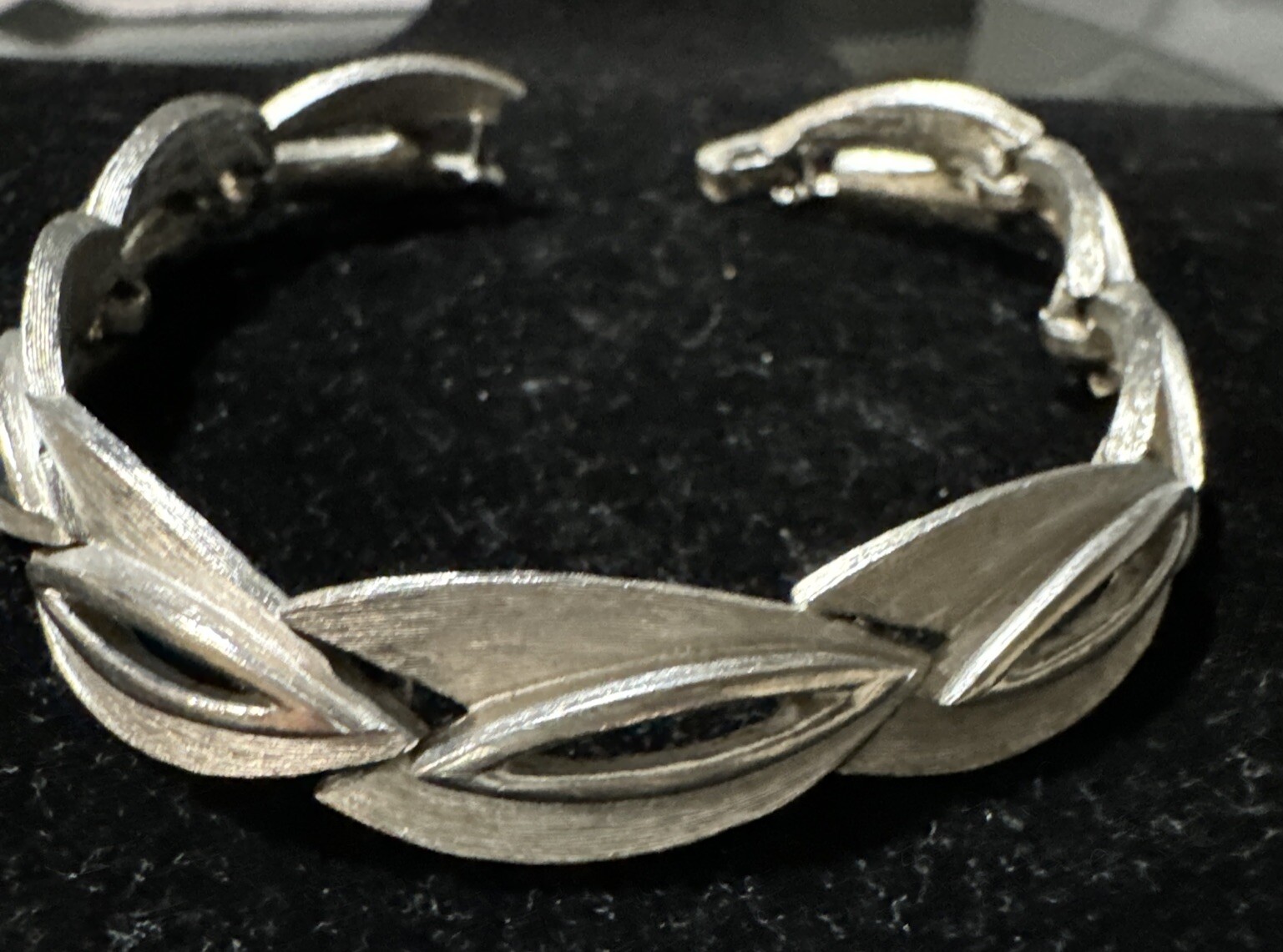 Vtg Crown Trifari Silver Brushed Leaf Link Bracelet Fishtail Textured Classic