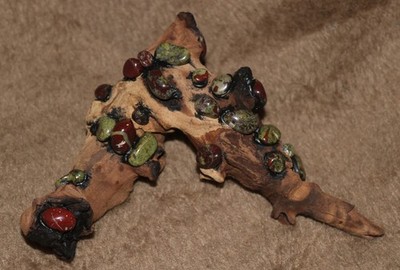Mopani Wurzel beklebt mit Drachenblut Jaspis Trommelsteinen