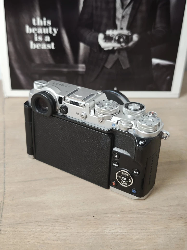 Olympus PEN-F Digital Silver + Objectif 45mm f/1.8 - Boîte Complète - État Top - Photo 4/4