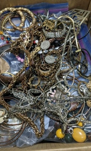 7 Pounds Jewelry Costume Vintage Mix LBS  necklaces bracelets pins rings etc lbs - Picture 2 of 5
