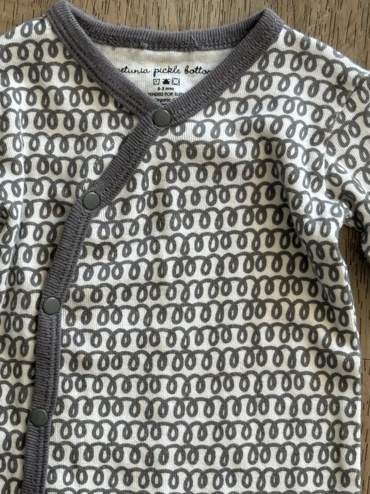 Mameluco Footie Bottom de algodón orgánico gris y blanco unisex 0-3 m Petunia Pickle Bottom Foto 2 de 3