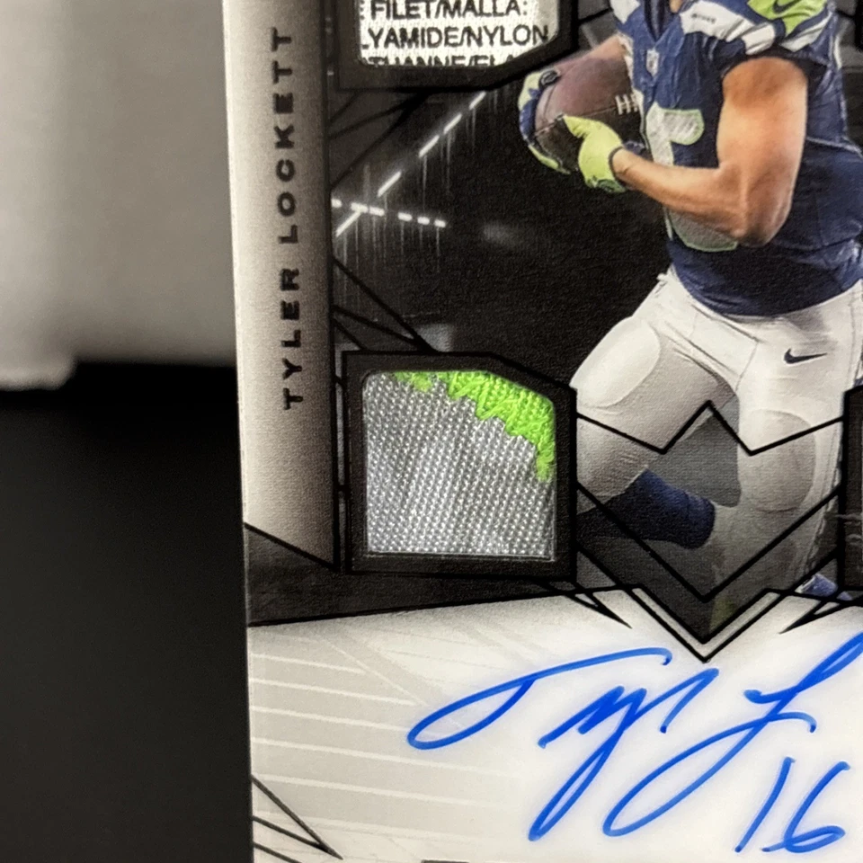 Parche cuádruple Panini Black Tyler Lockett Capstones 2025 automático/49 doble etiqueta de lavandería Foto 3 de 4