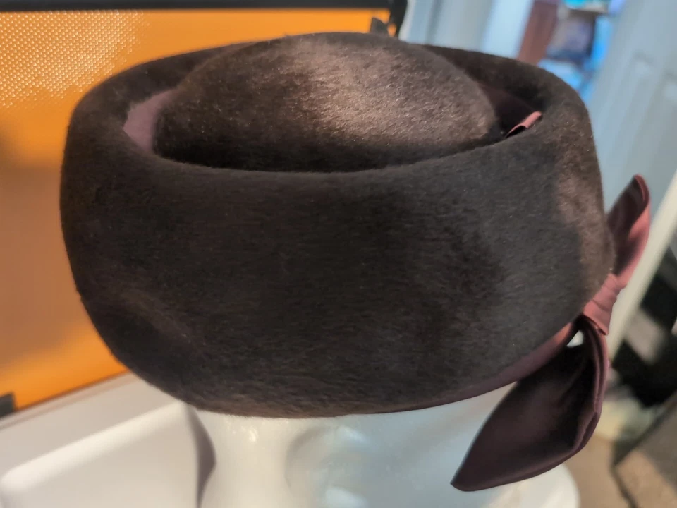 Sombrero vintage marrón de lana/fieltro de Jean Arlett era de 1940 Fez/cosaco con lazo 22 Foto 2 de 4