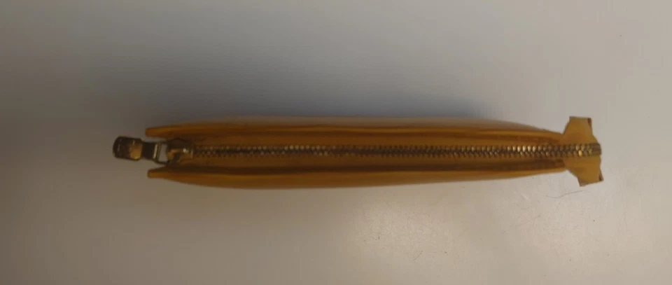 Usado en Excelente Condición Amarillo Cuero Epi LOUIS VUITTON Mini Pochette Accesorio Bolso sin asas Muñequera Foto 3 de 4