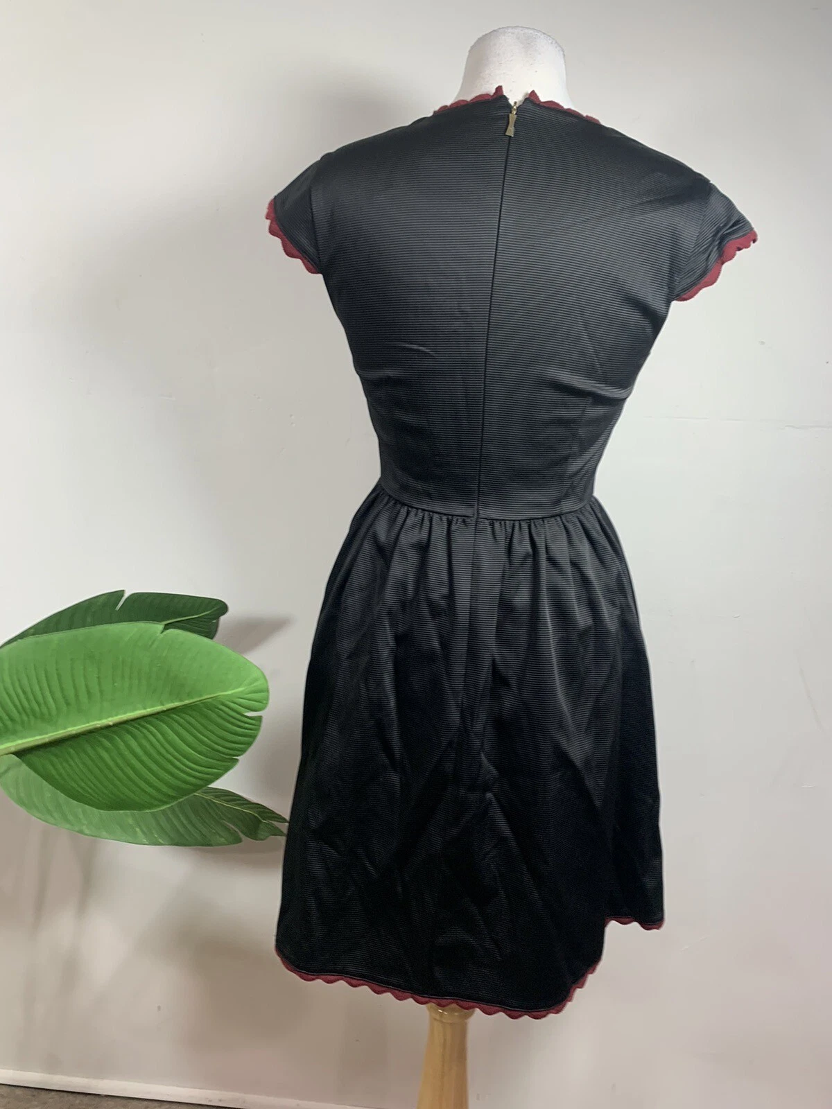 Abito Kate Spade New York nero a forma di V taglia 4