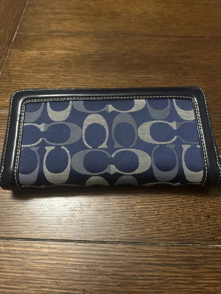 Carteira Coach longa com zíper ao redor assinatura jacquard azul marinho e cinza prata hardware - Imagem 4 de 4