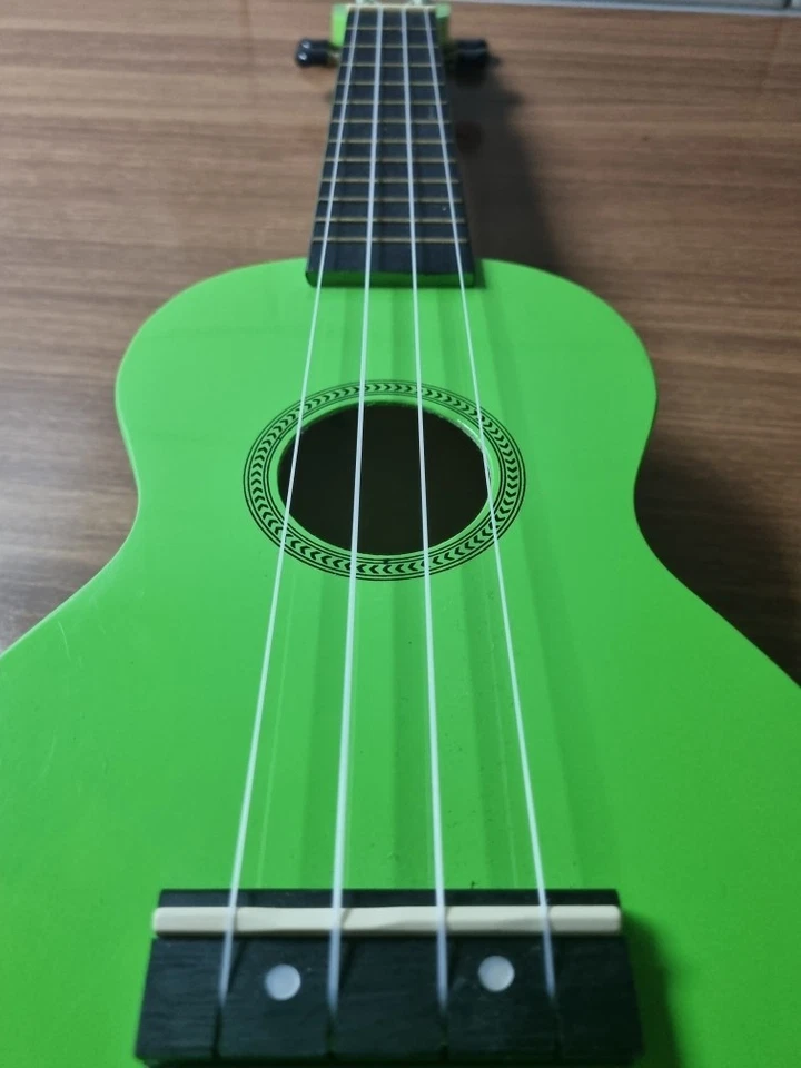 Mahalo Green Ukelele - Image 4 of 4
