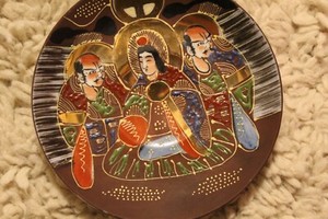 Beautiful Vintage Satsuma Saucer – Hand-Painted Japanese Art