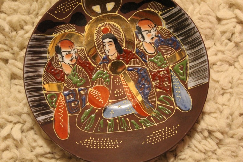 Beautiful Vintage Satsuma Saucer – Hand-Painted Japanese Art