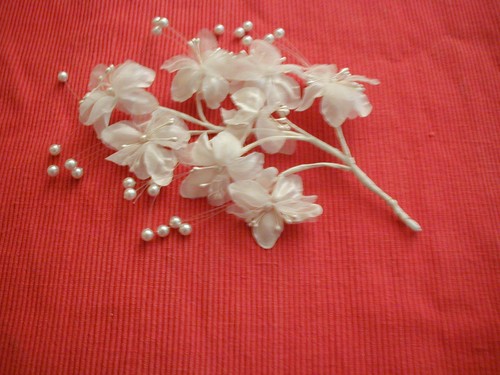 MILLINERY BRIDAL HEAD PIECE FAUX PEARLS SILK FLOWERS HAIR PIECE - Picture 3 of 5