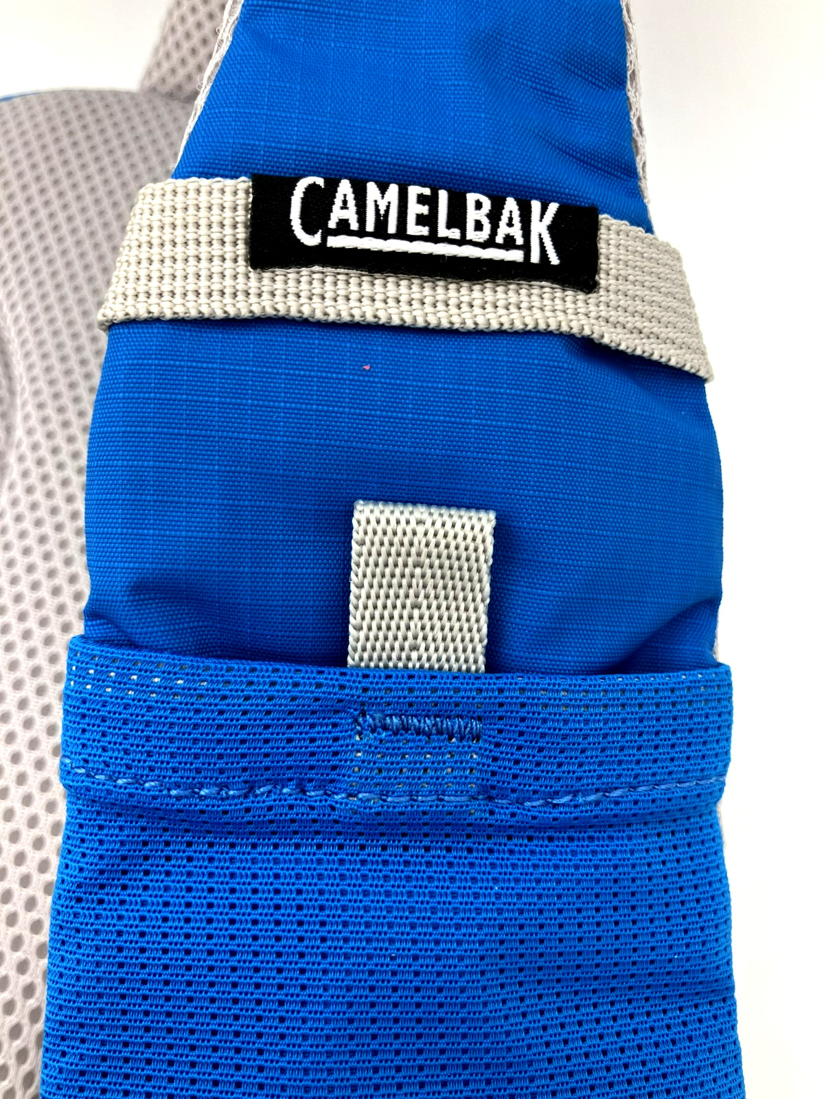 New Camelbak Indigo ARETE SLING 8 with 20oz/.6L Bottle, Pockets, Divider