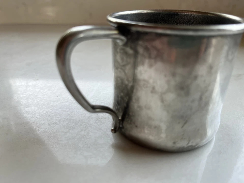 Taza pequeña Oneida Tudor enchapada con J en ella! Bastante genial 2,5 pulgadas de alto y a través Foto 2 de 4