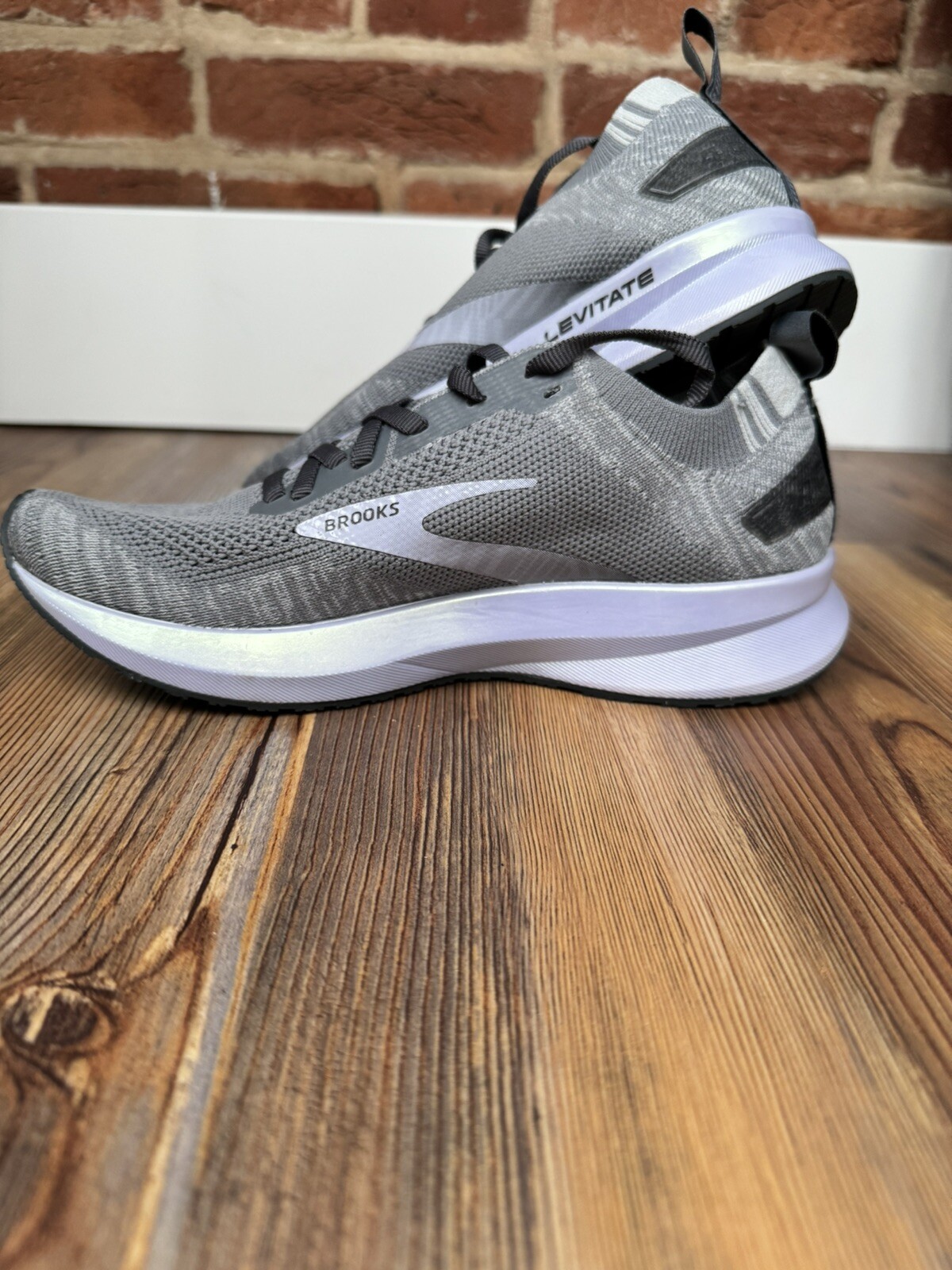 Brooks Levitate 4 Hardloopschoenen Zwart/Wit/Fluo Geel Dames koop je